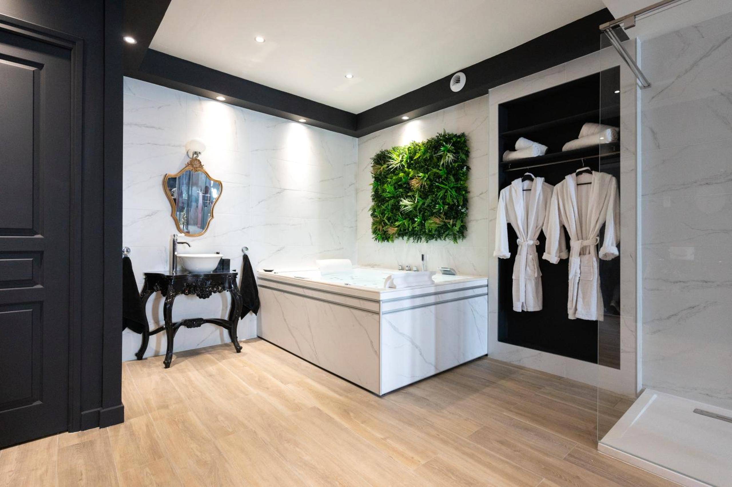 Espace bien - être avec balnéo et vasque baroque - LaPerleNoire Love Room XXL