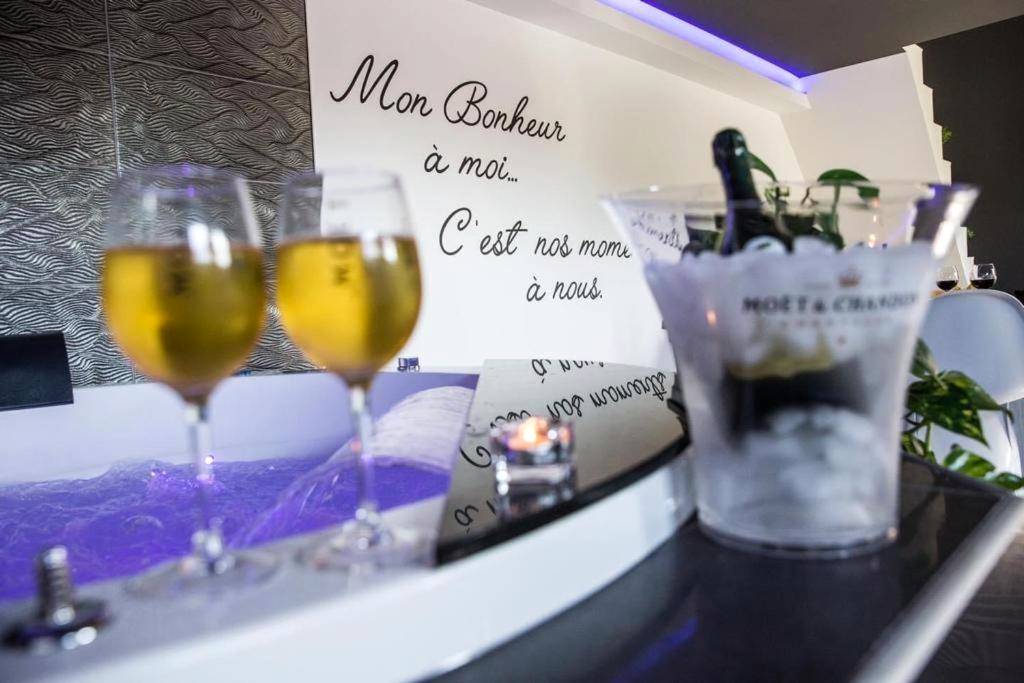 Champagne et jacuzzi avec message romantique - Love Room Istres - Lasuite55