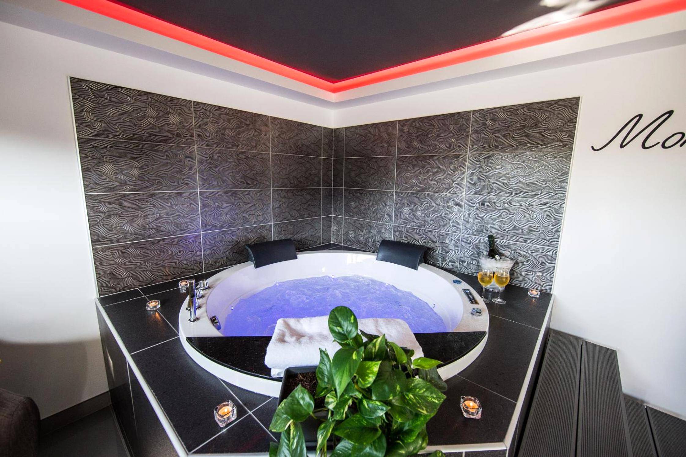 Jacuzzi rond avec éclairage bleu et bougies - Lasuite55