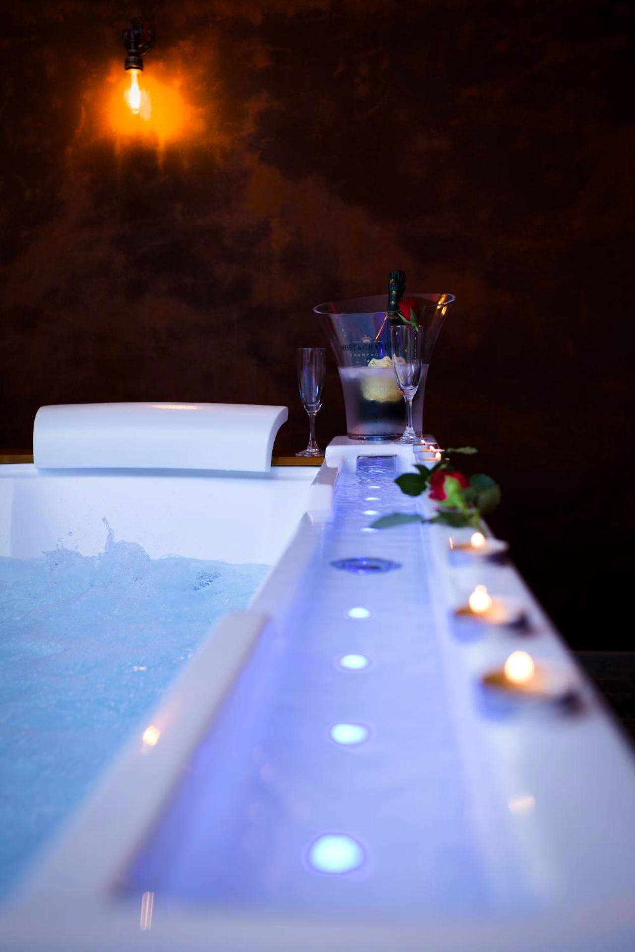 Détail jacuzzi avec cascade lumineuse et roses - Lasuite55