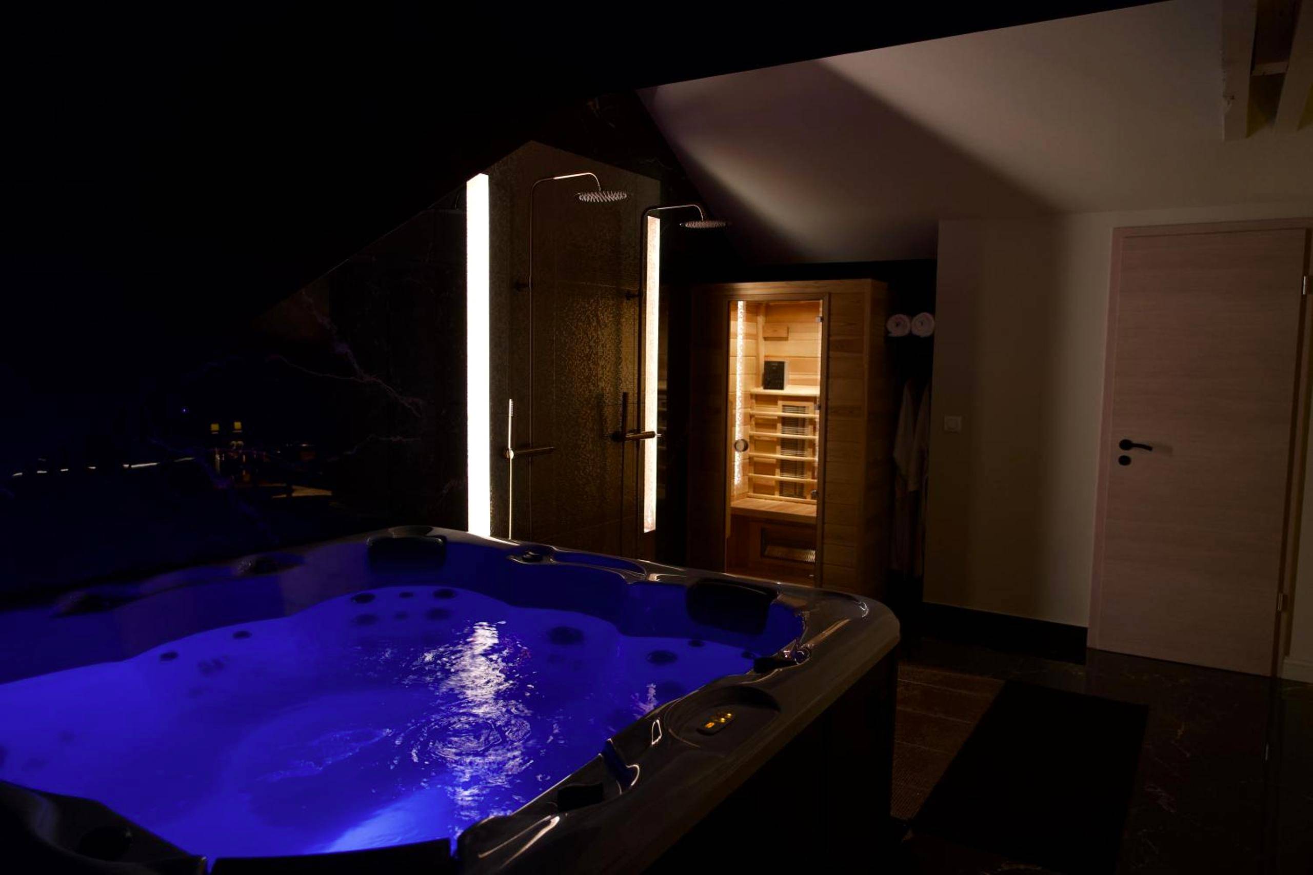 Jacuzzi privatif, douches et sauna - Love Room Riedisheim - Magnifique Villa le89golden jacuzzi et sauna privatif