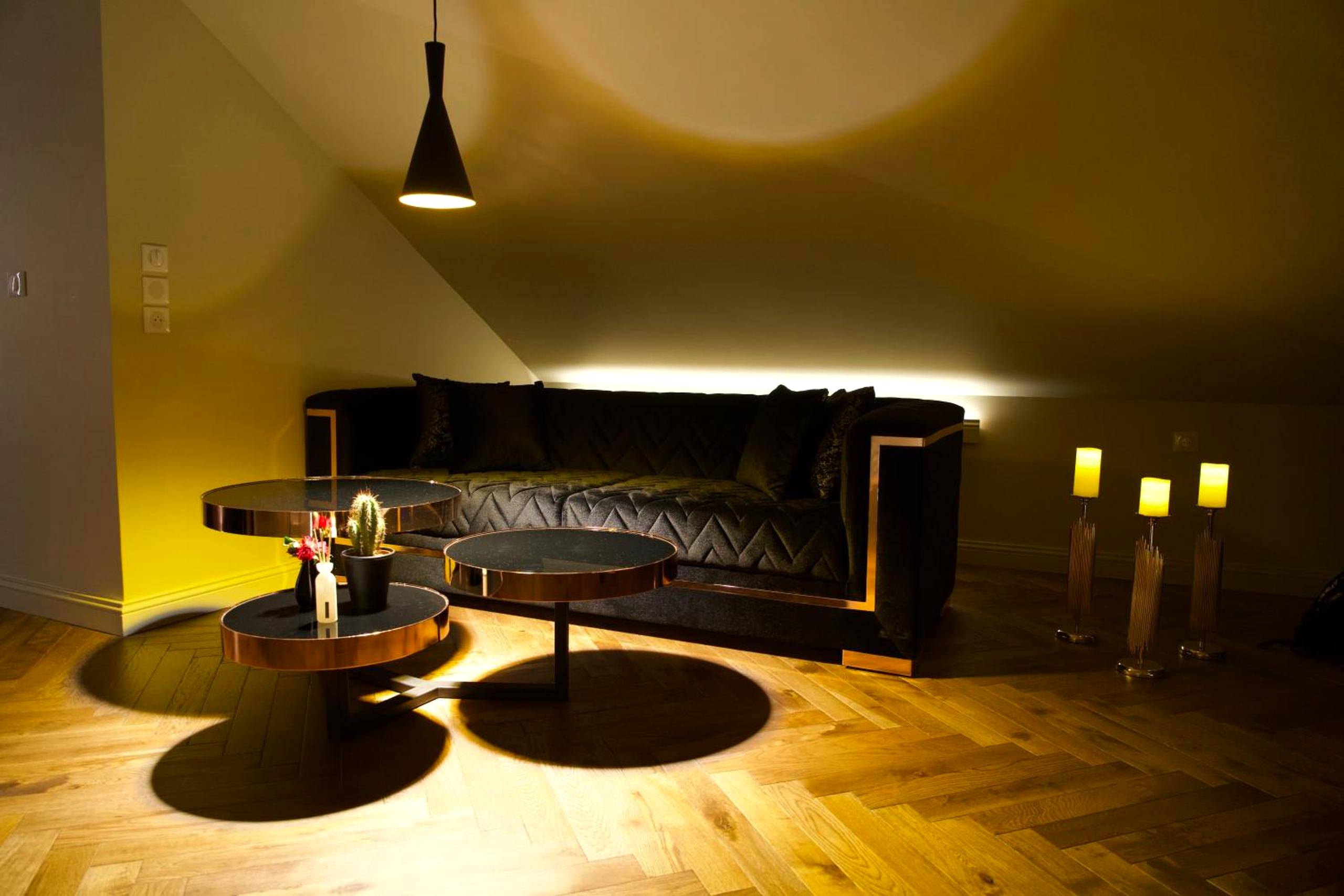 Salon avec canapé noir et tables basses - Magnifique Villa le89golden jacuzzi et sauna privatif