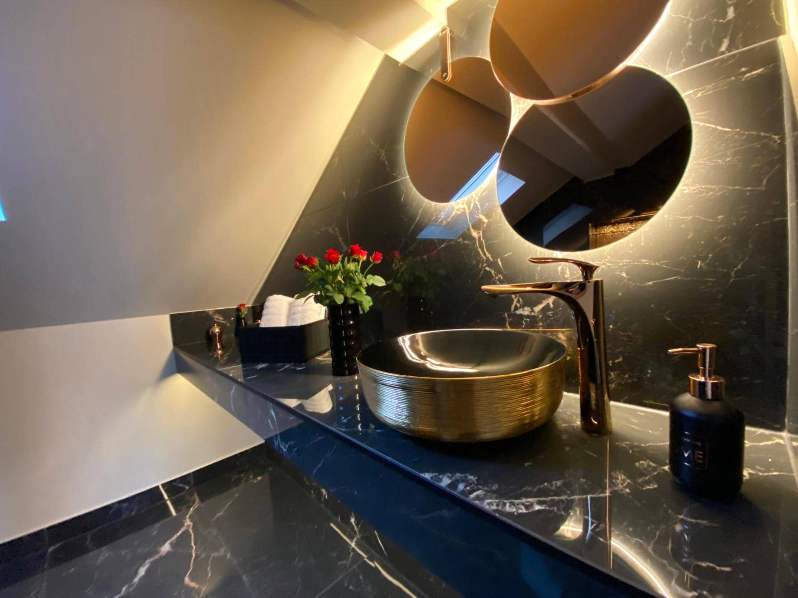 Vasque dorée et miroirs rétroéclairés - Magnifique Villa le89golden jacuzzi et sauna privatif