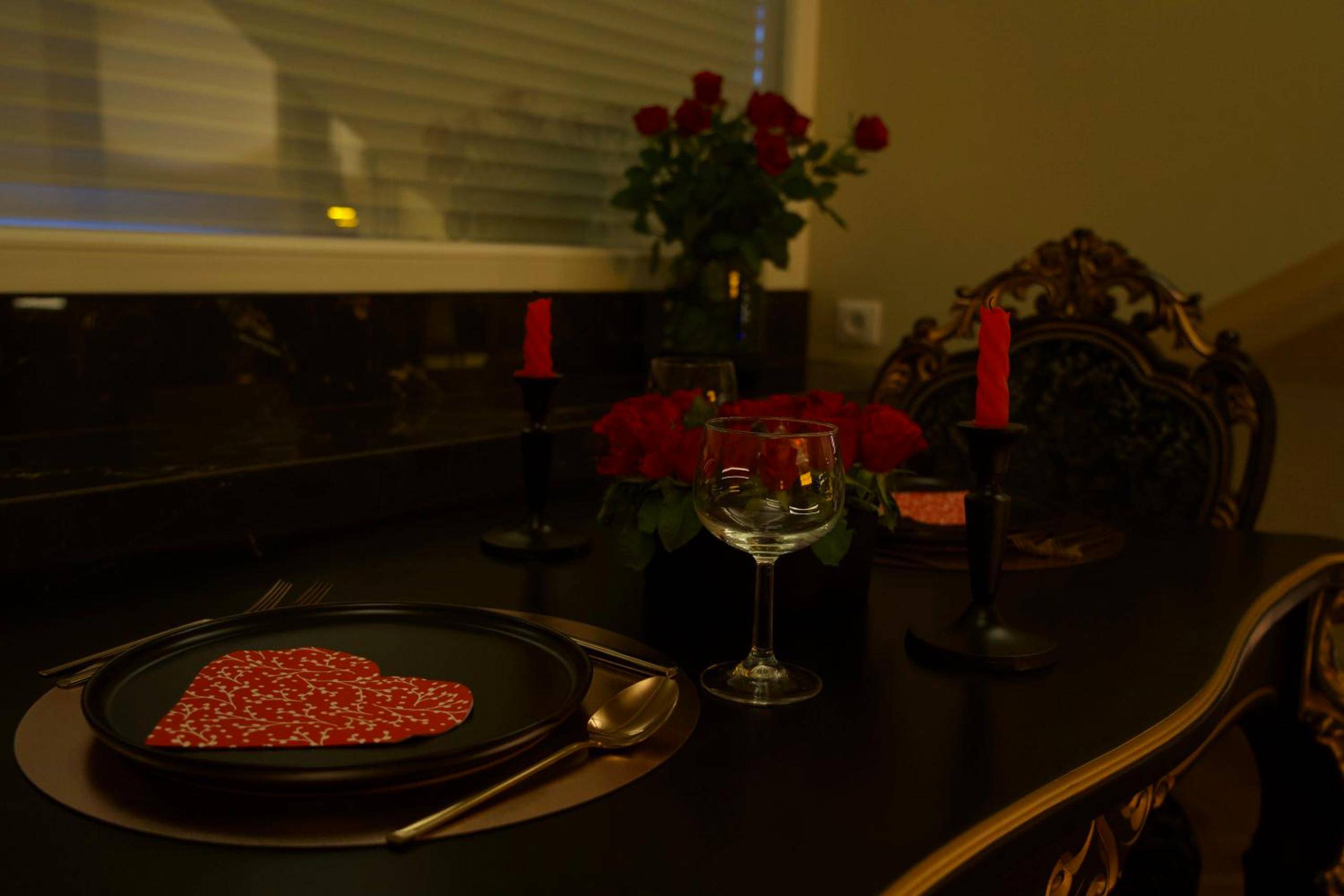 Table dressée avec décoration romantique - Magnifique Villa le89golden jacuzzi et sauna privatif