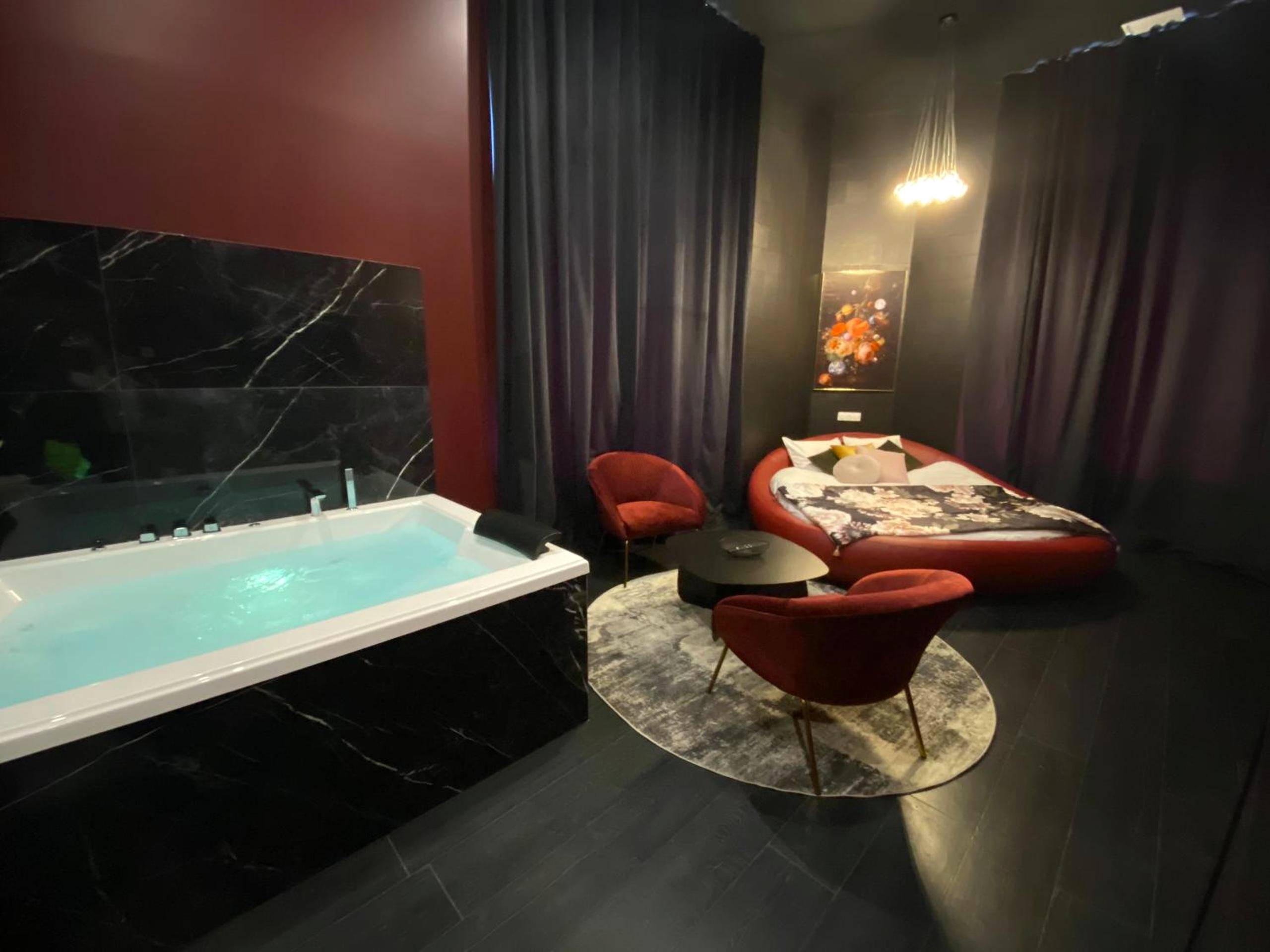 Jacuzzi et lit rond dans une suite design - Love Room Mâcon - Legend Majestic Superbe Love Room - Jacuzzi - Champagne -...
