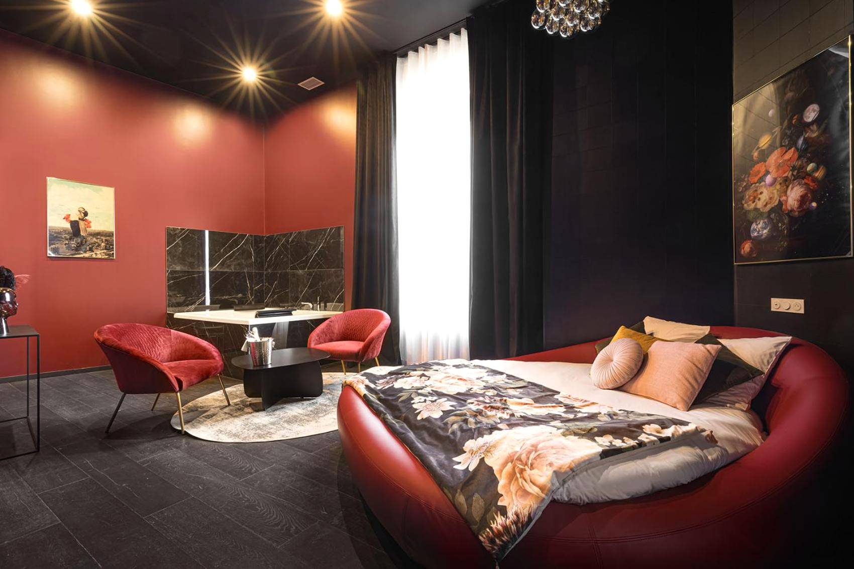 Lit rond rouge avec coussins et jeté floral - Legend Majestic Superbe Love Room - Jacuzzi - Champagne - Romantisme -...