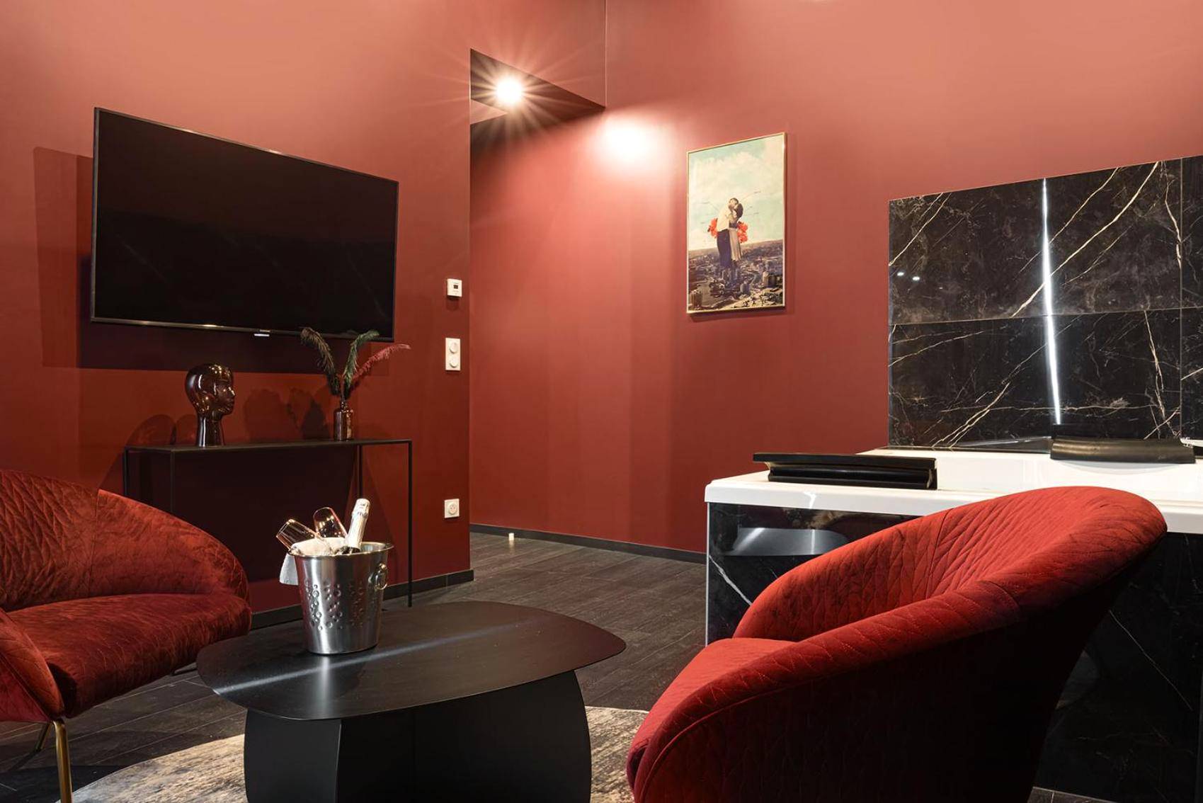 Photo du logement - Legend Majestic Superbe Love Room - Jacuzzi - Champagne - Romantisme - parking privé GRATUIT