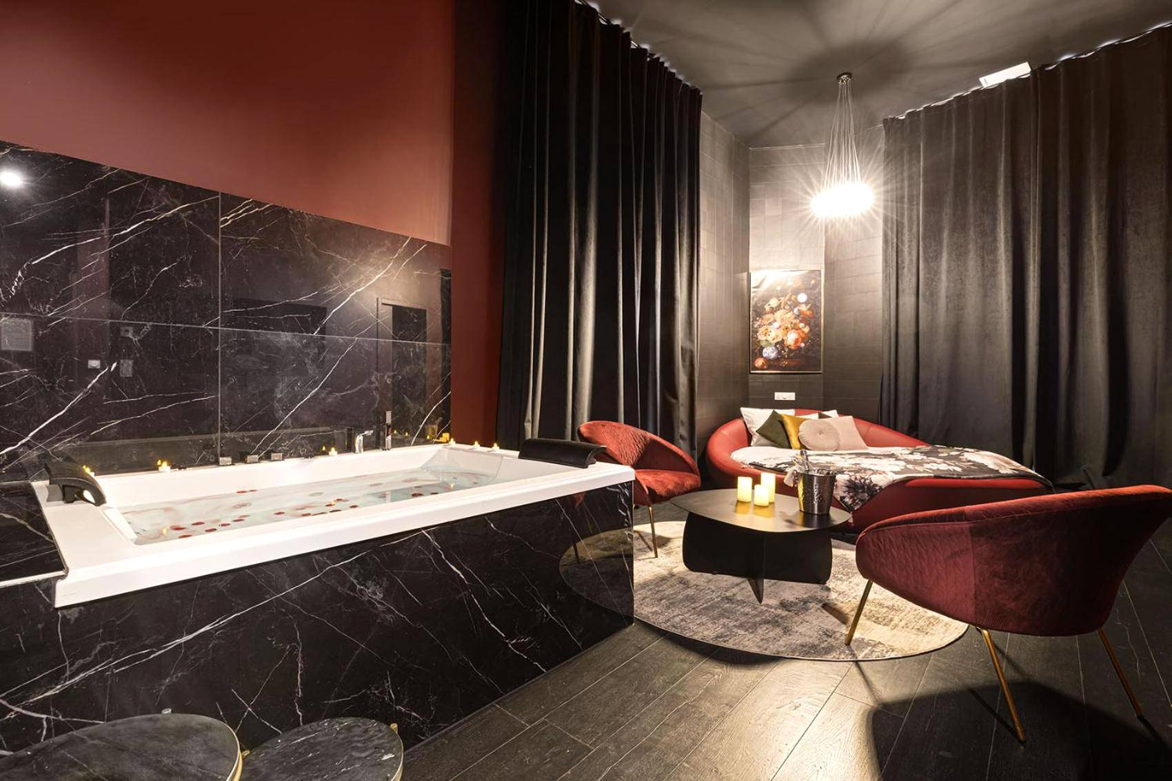 Baignoire balnéo en marbre noir et salon - Legend Majestic Superbe Love Room - Jacuzzi - Champagne - Romantisme -...