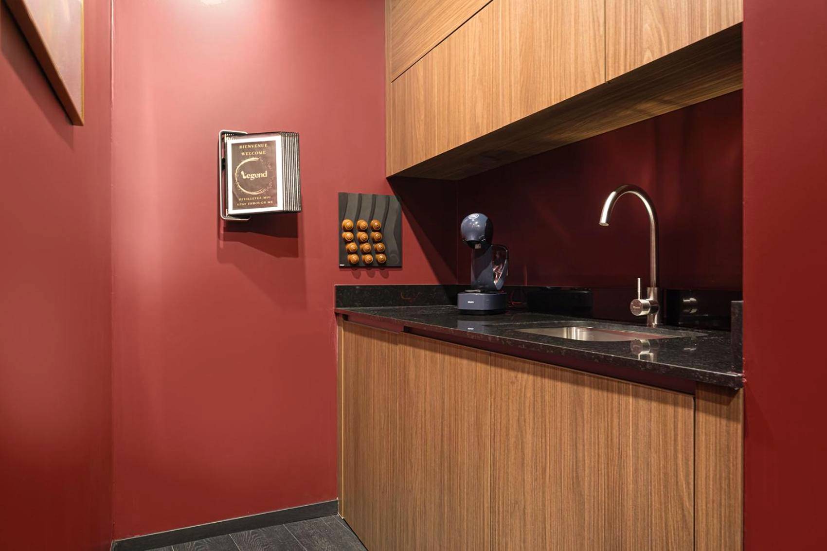 Espace kitchenette avec machine à café - Legend Majestic Superbe Love Room - Jacuzzi - Champagne - Romantisme - parking...