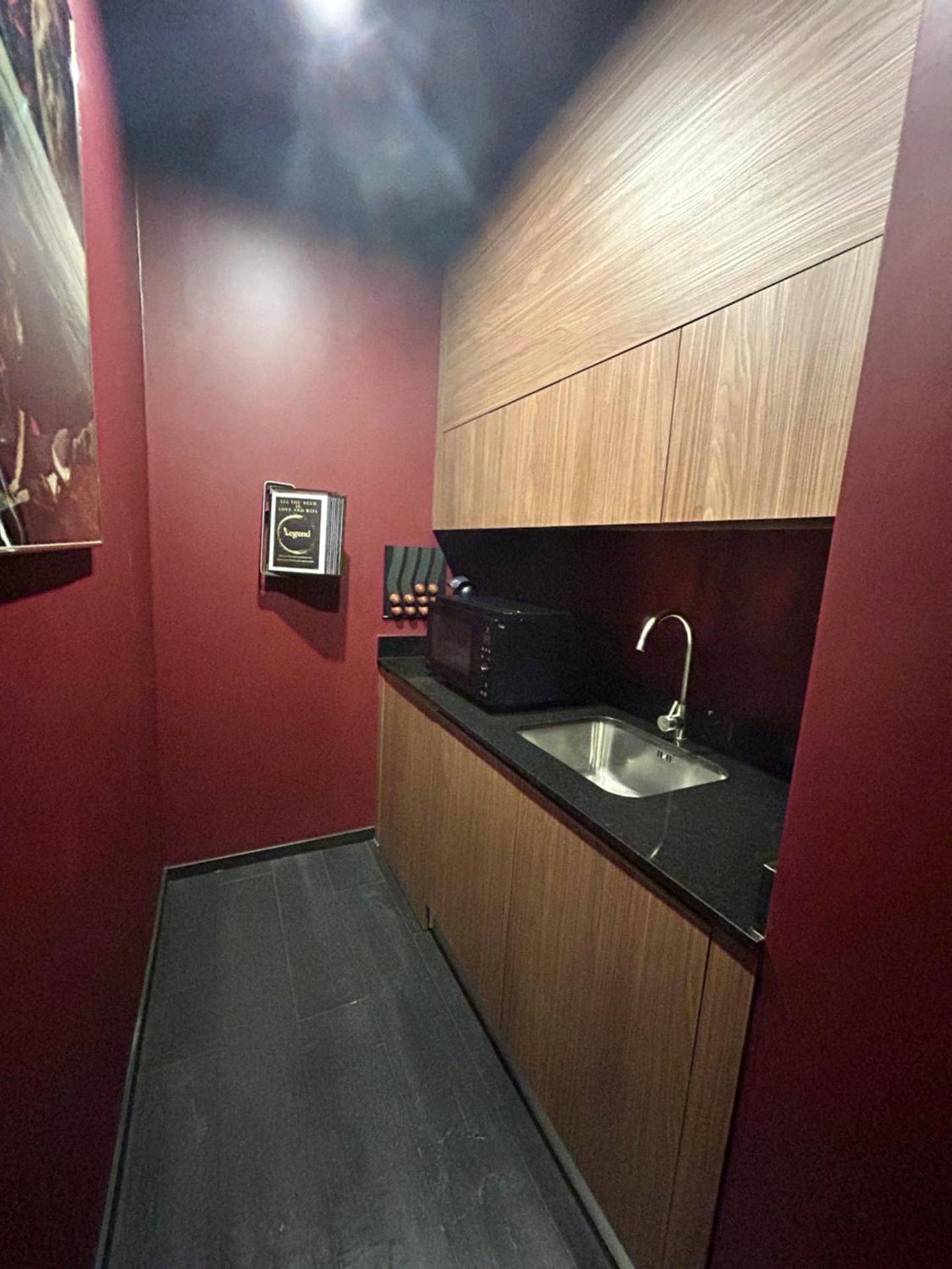 Photo du logement - Legend Majestic Superbe Love Room - Jacuzzi - Champagne - Romantisme - parking privé GRATUIT