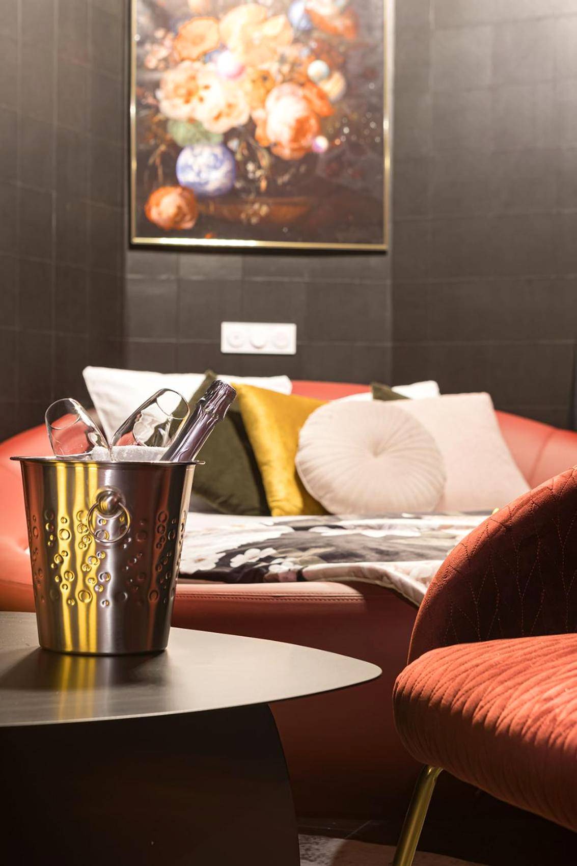 Photo du logement - Legend Majestic Superbe Love Room - Jacuzzi - Champagne - Romantisme - parking privé GRATUIT - Mâcon