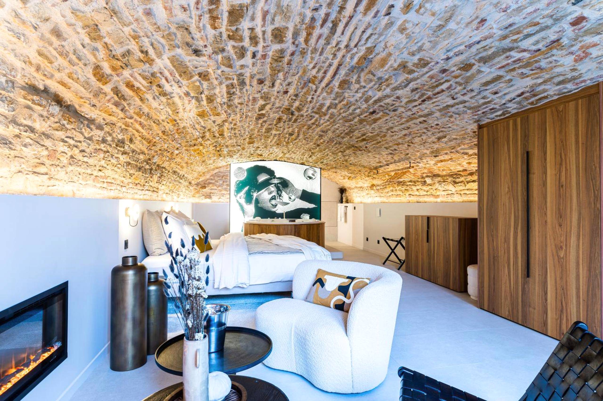 Suite de luxe sous voûte en pierre avec cheminée - Love Room Bourg - en - Bresse - Legend Majestic SPA - Insolite &...