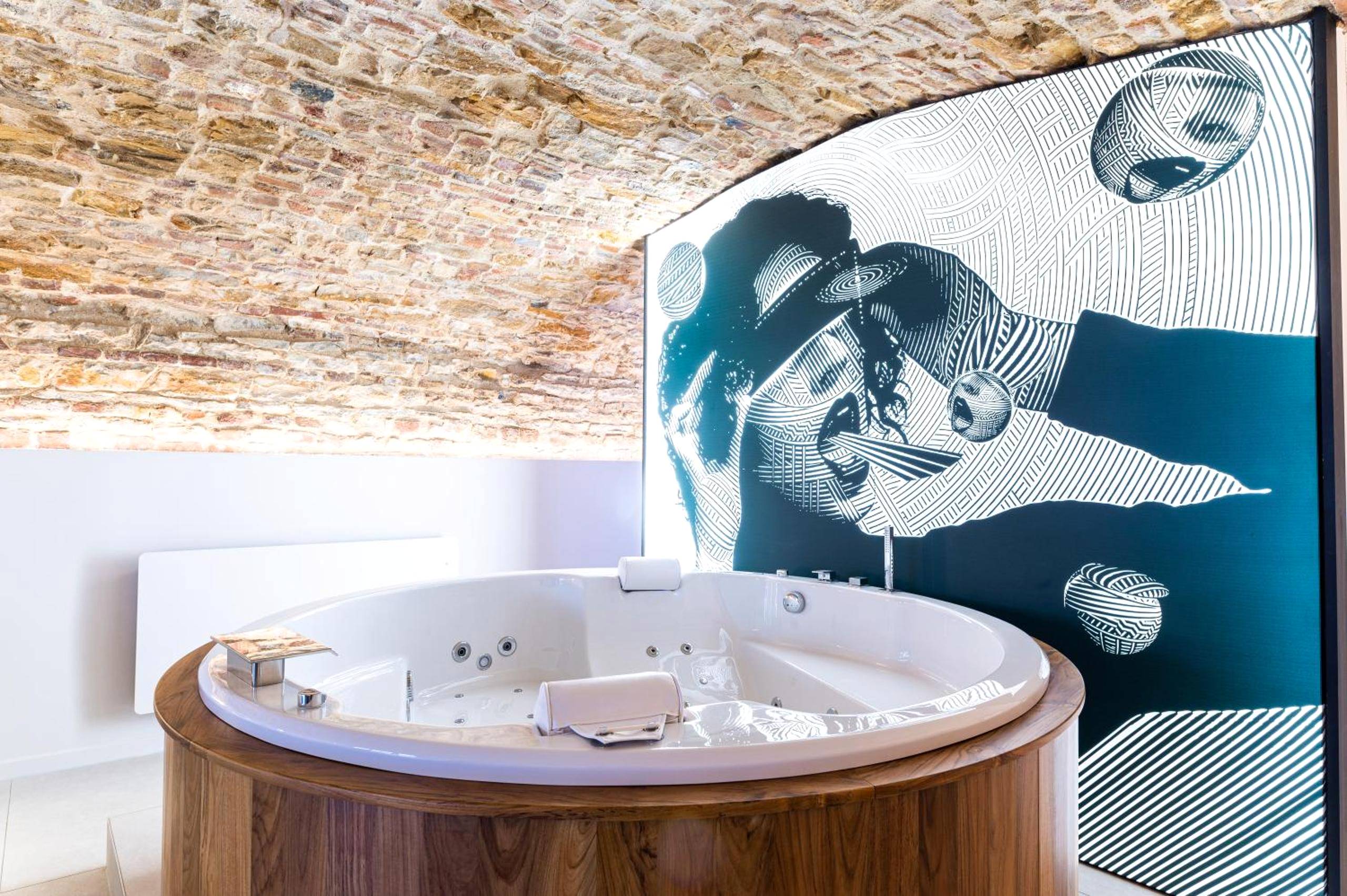 Jacuzzi rond avec habillage bois et fresque - Legend Majestic SPA - Insolite & Unique - Champagne - Parking privé