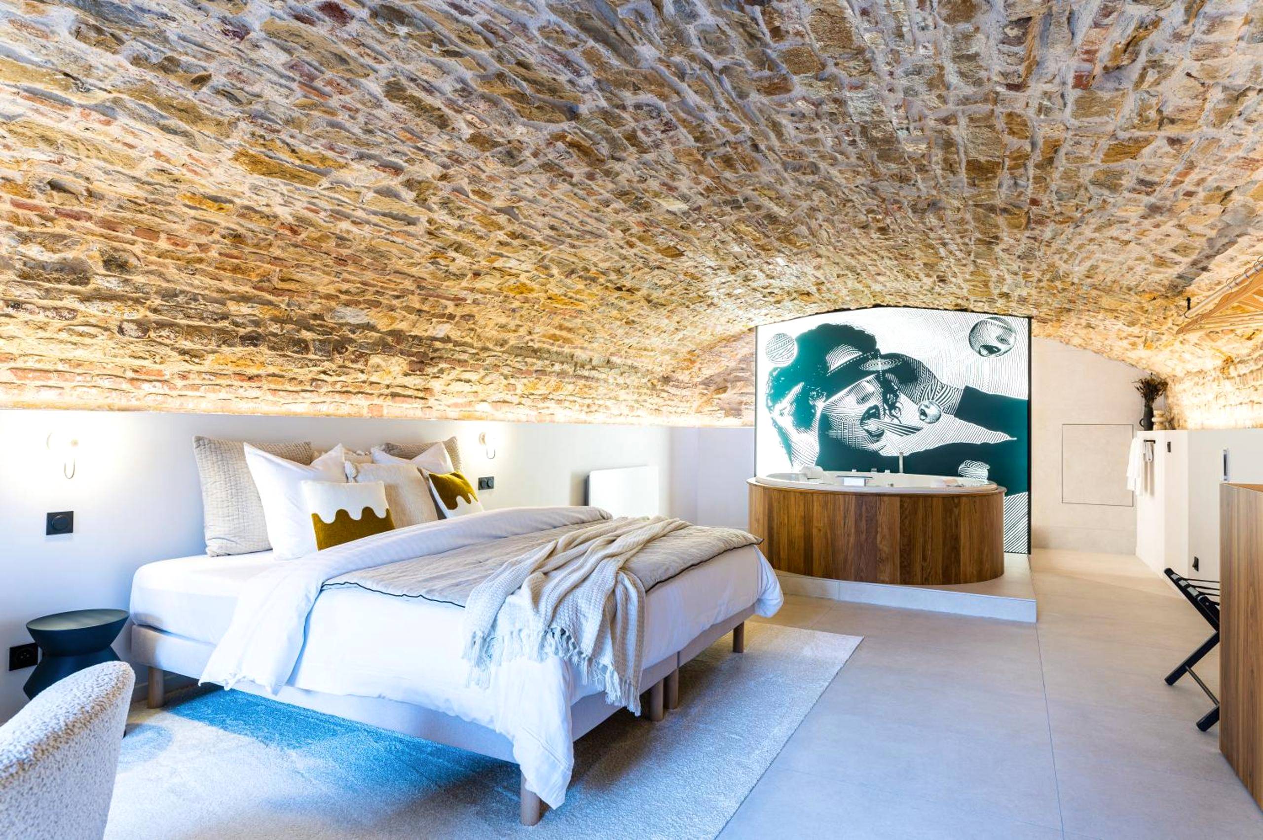 Lit king size sous une voûte en pierre apparente - Legend Majestic SPA - Insolite & Unique - Champagne - Parking privé