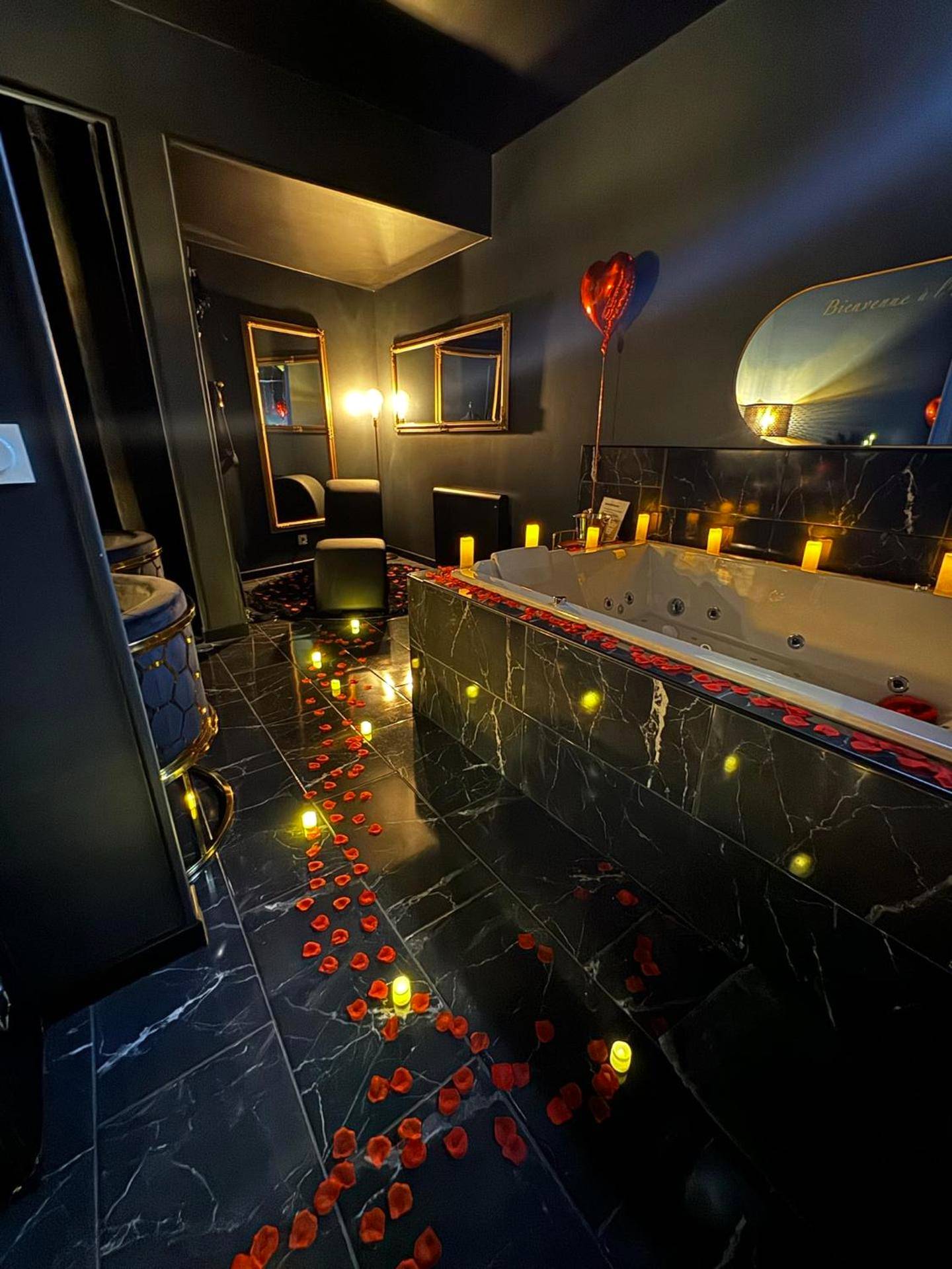 Baignoire balnéo avec bougies et pétales - Love Room Cherbourg - en - Cotentin - Love Room Chic Lescapade à Cherbourg