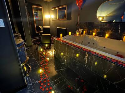 Baignoire balnéo avec bougies et pétales - Love Room Cherbourg - en - Cotentin - Love Room Chic Lescapade à Cherbourg