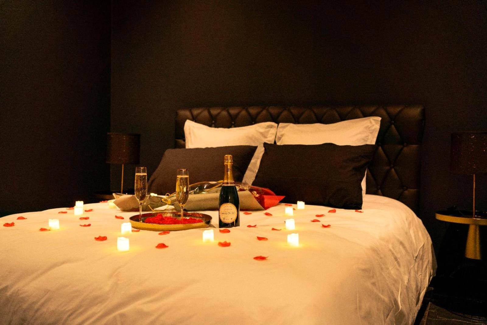 Lit double avec champagne et bougies - Love Room Chic Lescapade à Cherbourg