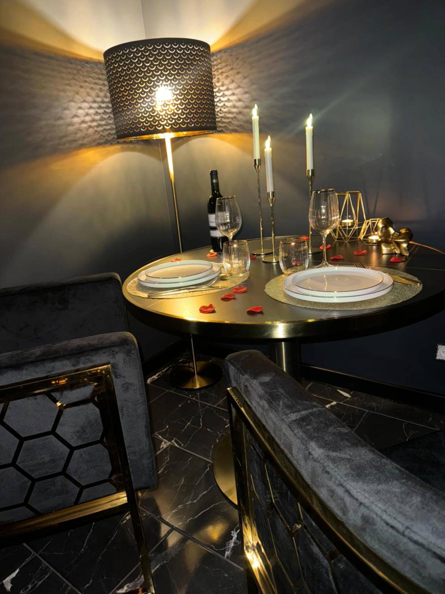 Table dressée pour dîner romantique - Love Room Chic Lescapade à Cherbourg