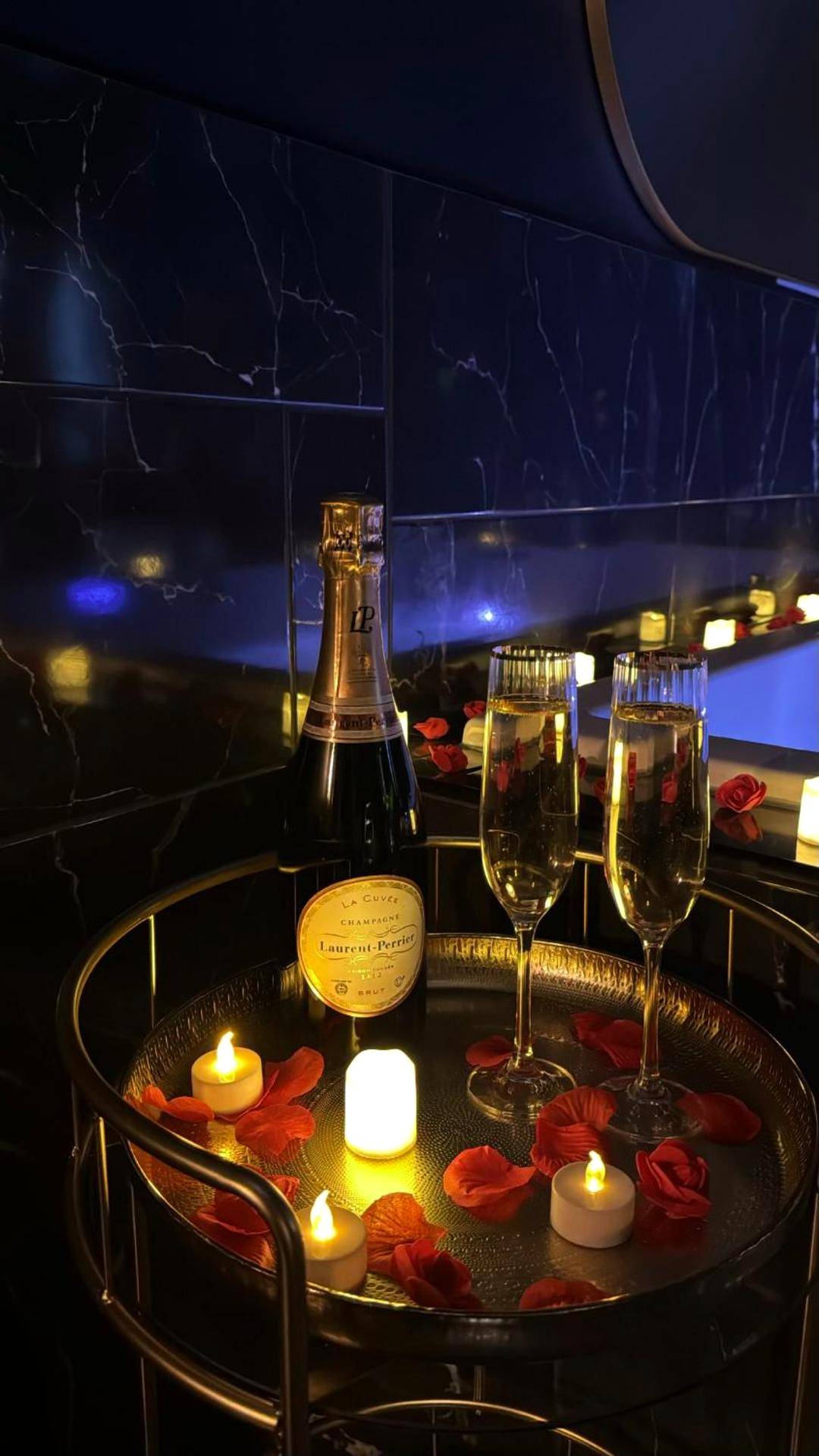 Plateau de champagne près du jacuzzi - Love Room Chic Lescapade à Cherbourg