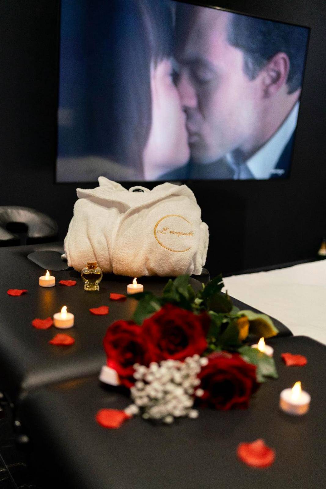 Peignoir et roses sur table de massage - Love Room Chic Lescapade à Cherbourg