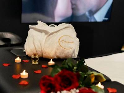 Peignoir et roses sur table de massage - Love Room Chic Lescapade à Cherbourg