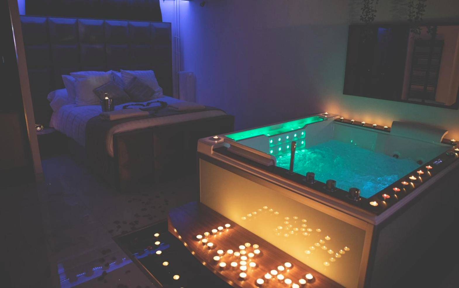 Jacuzzi et lit avec pétales de rose - Love Room Le Havre - L&H SUIT