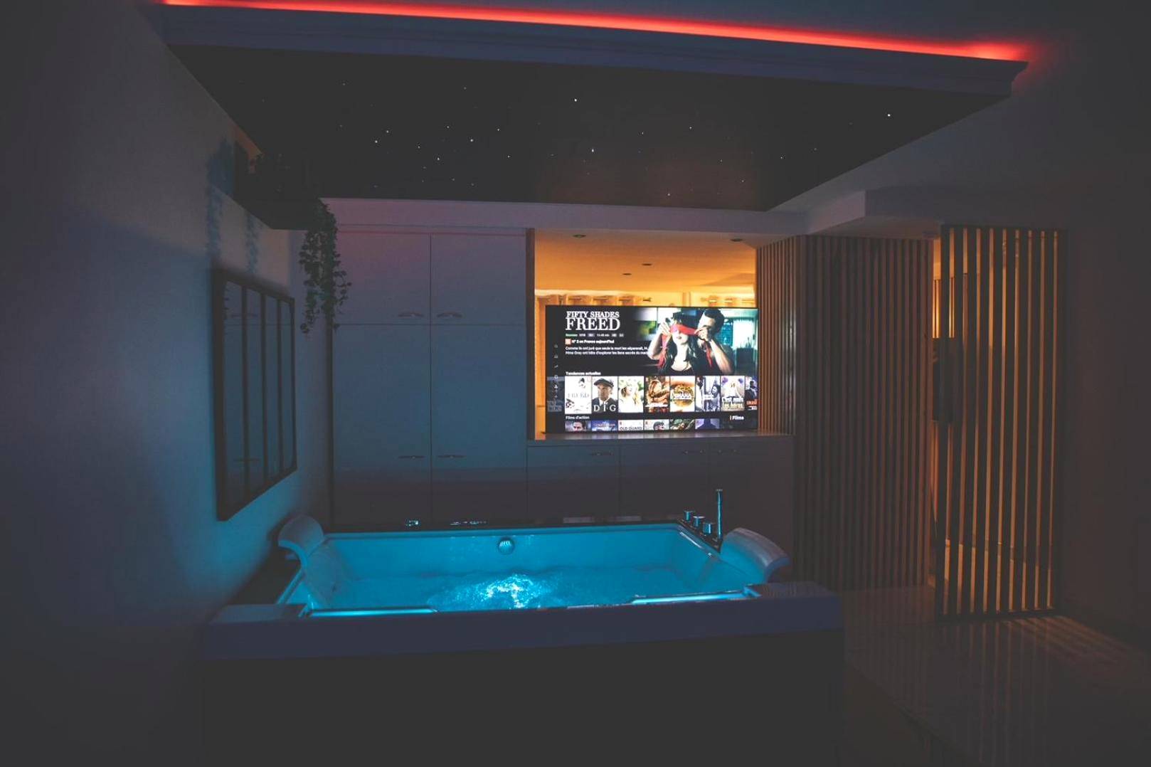 Baignoire balnéo et écran géant - L&H SUIT