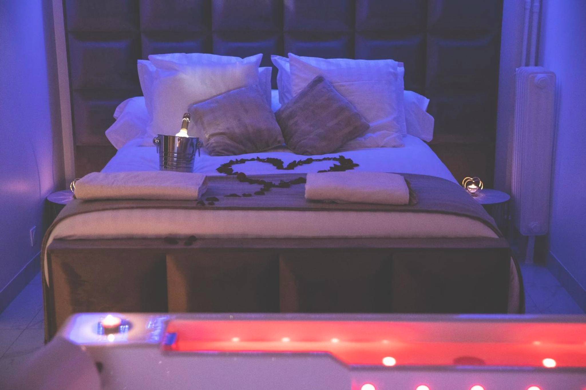 Lit double avec cœur en pétales et champagne - L&H SUIT