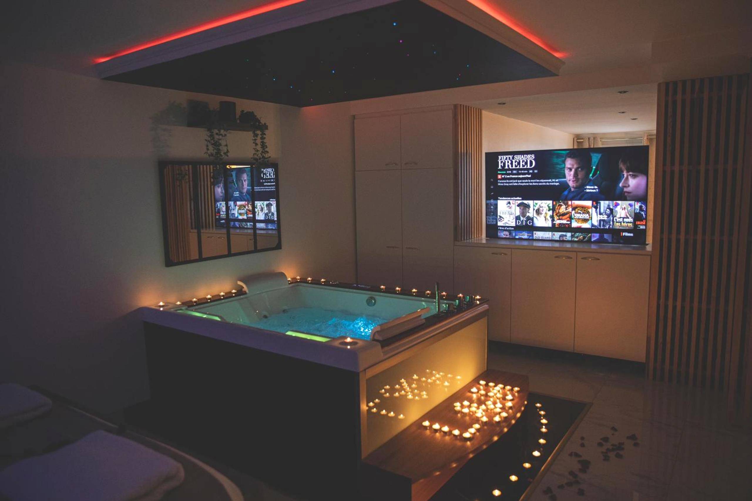 Jacuzzi privatif entouré de bougies - L&H SUIT