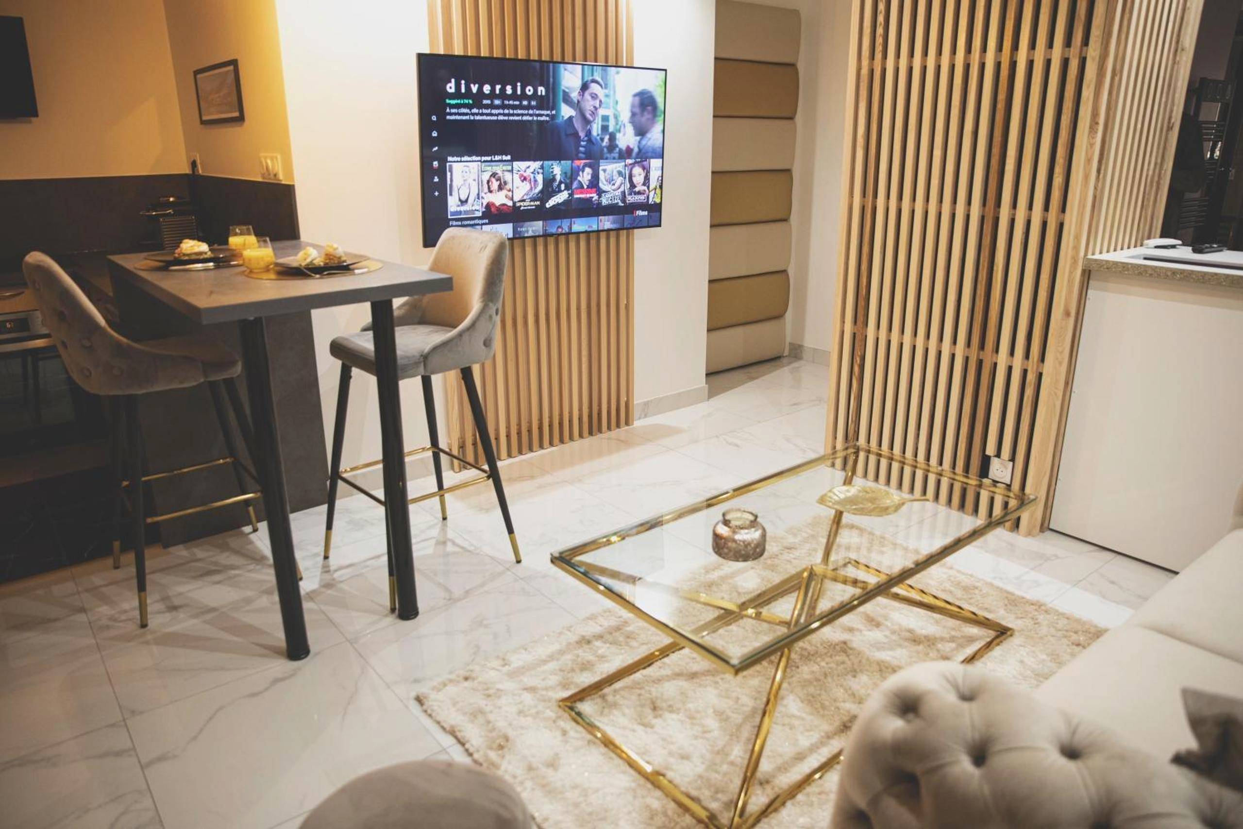 Salon moderne avec table haute et télévision - L&H SUIT