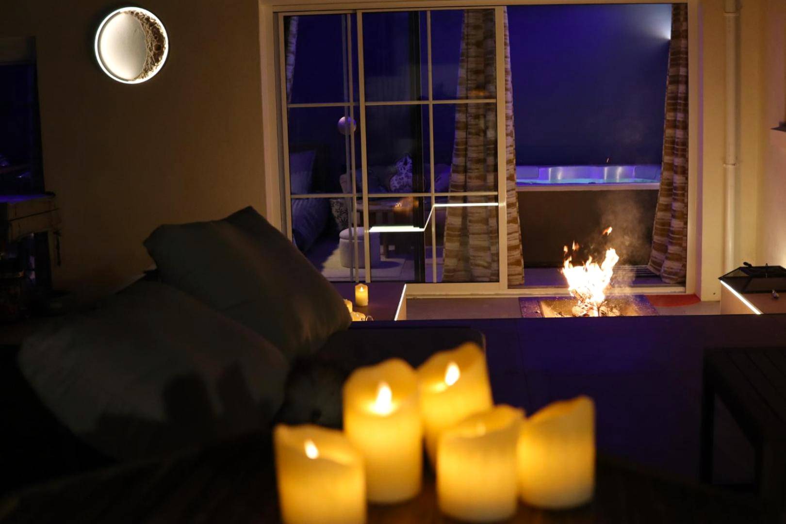 Salon avec bougies et vue sur brasero extérieur - Love Room Nantes - Li li et rose - Suite avec jacuzzi privatif