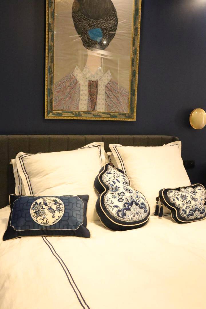 Lit avec coussins à motifs et tableau japonais - Li li et rose - Suite avec jacuzzi privatif