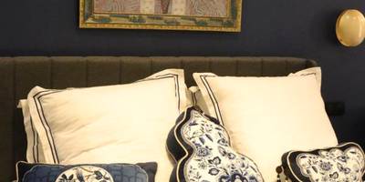 Lit avec coussins à motifs et tableau japonais - Li li et rose - Suite avec jacuzzi privatif