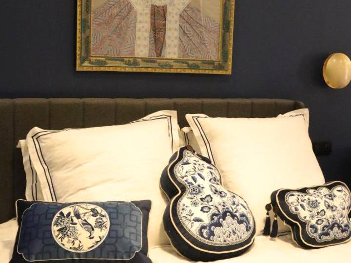 Lit avec coussins à motifs et tableau japonais - Li li et rose - Suite avec jacuzzi privatif