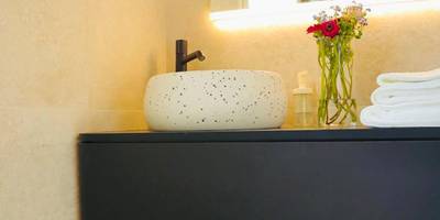 Vasque design et miroir rétroéclairé - Li li et rose - Suite avec jacuzzi privatif