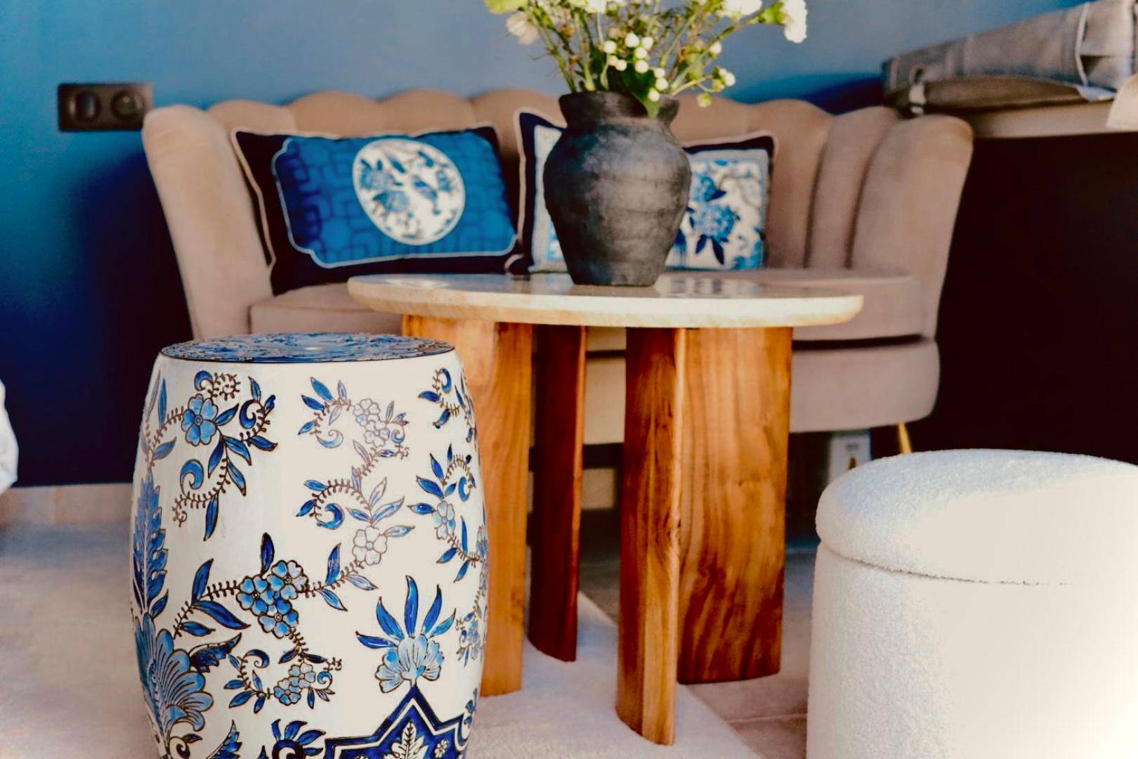 Coin salon avec mobilier d'inspiration asiatique - Li li et rose - Suite avec jacuzzi privatif