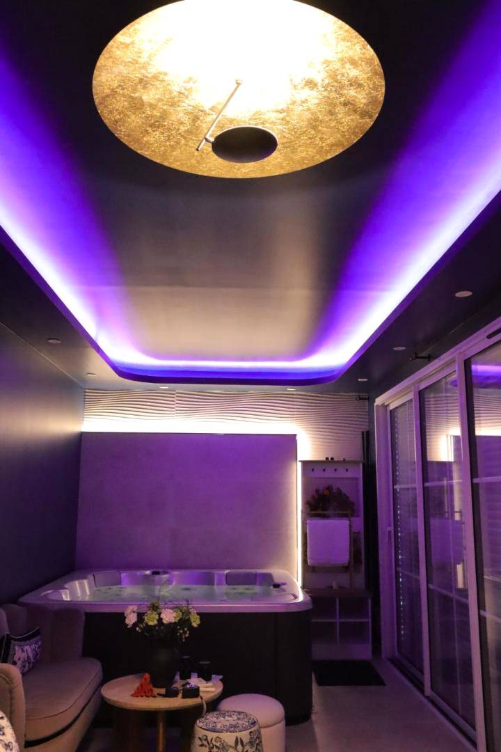 Jacuzzi privatif sous néons violets - Love Room Nantes - Suite Jacuzzi privatif Li Li et Rose