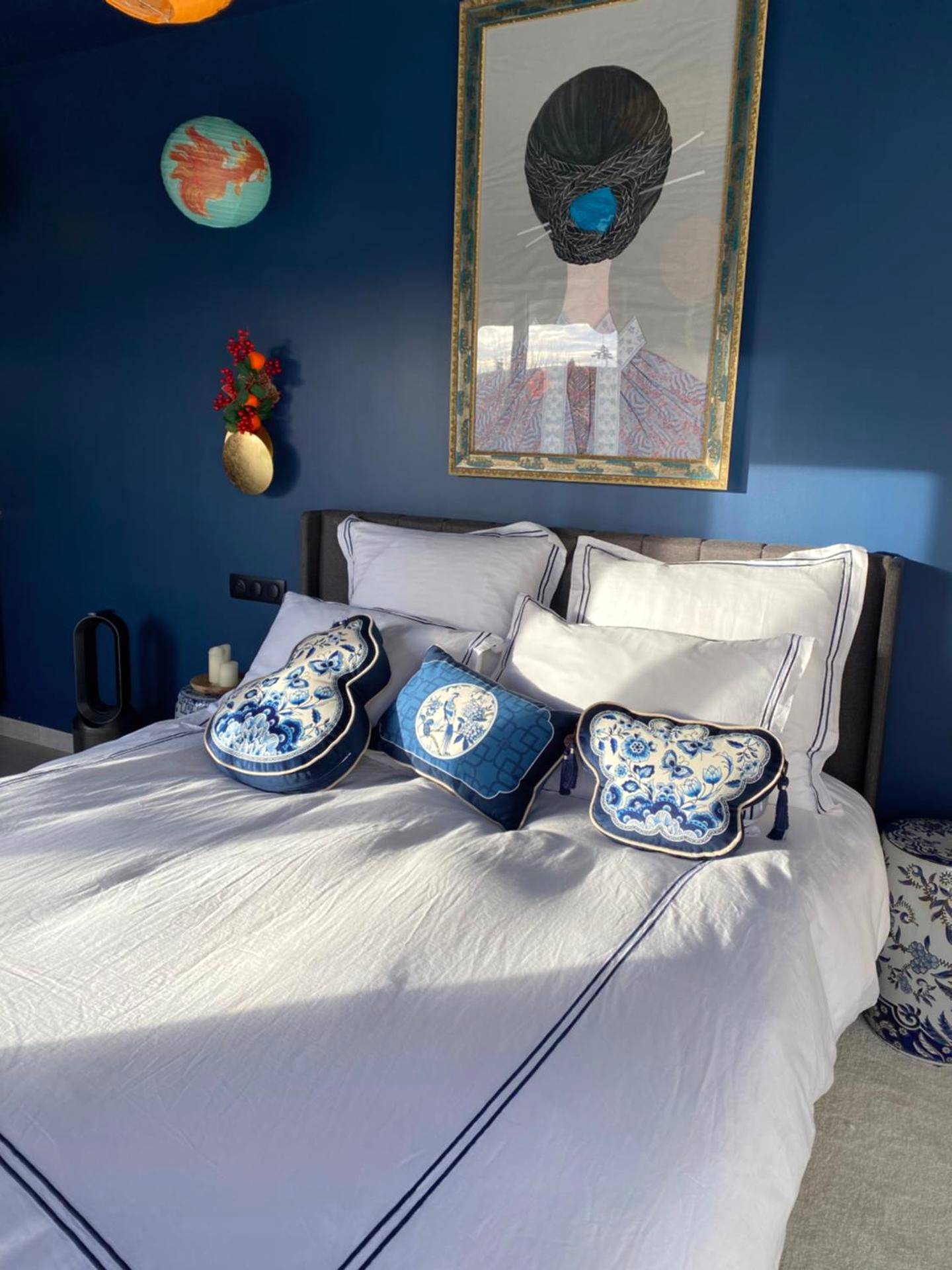 Lit double avec coussins aux motifs bleus - Suite Jacuzzi privatif Li Li et Rose