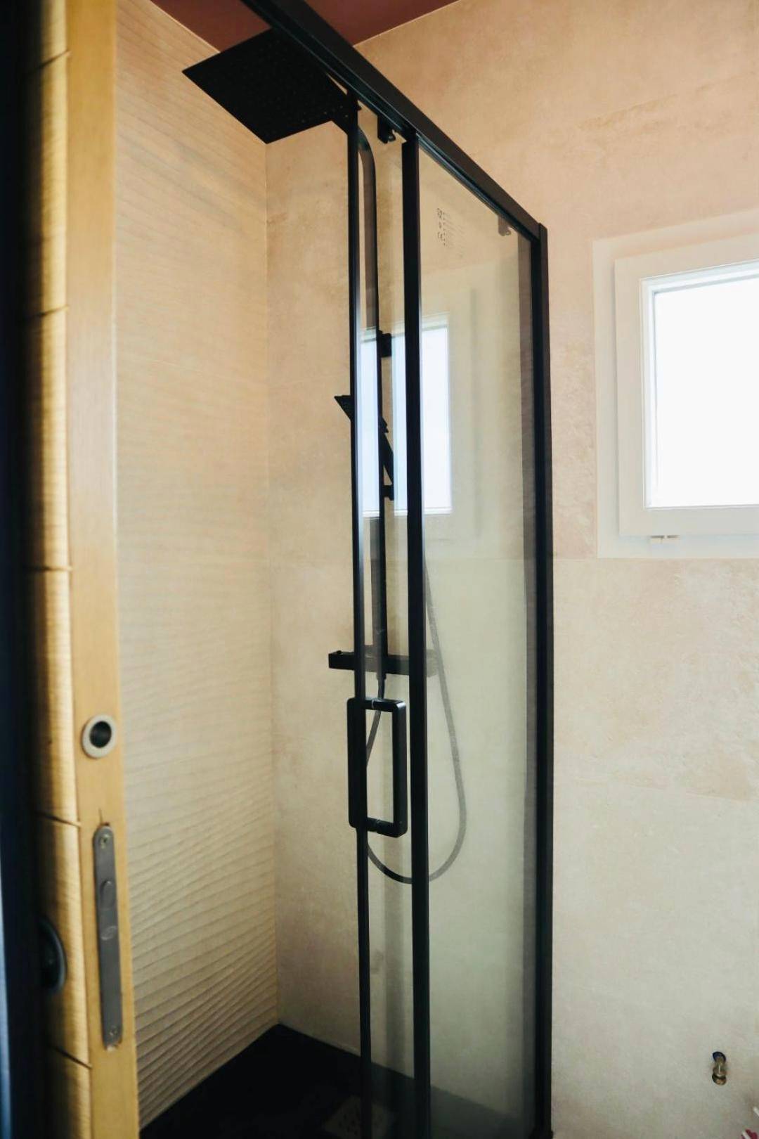 Douche à l'italienne avec cadre noir - Suite Jacuzzi privatif Li Li et Rose