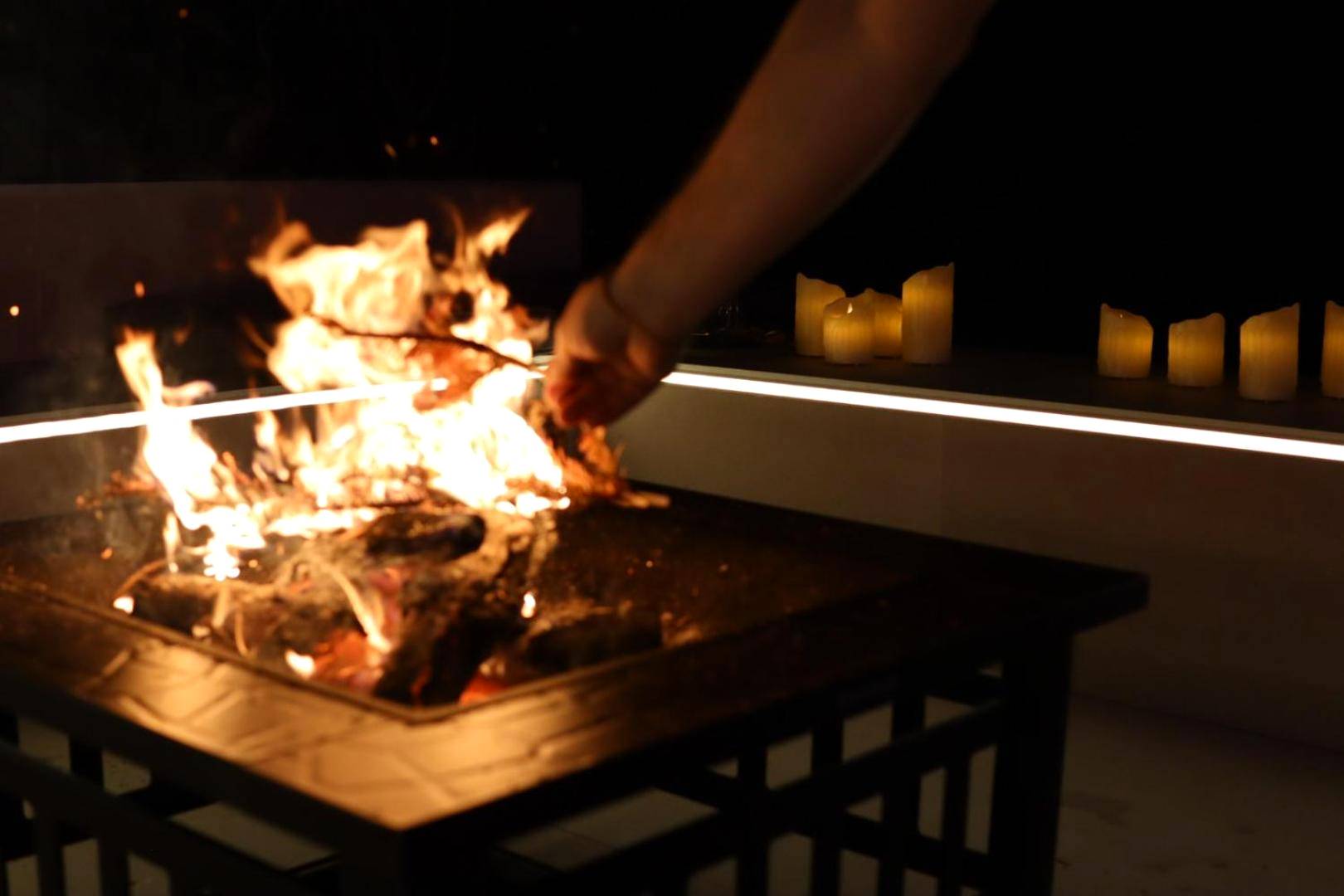 Brasero extérieur allumé avec bougies - Suite Jacuzzi privatif Li Li et Rose