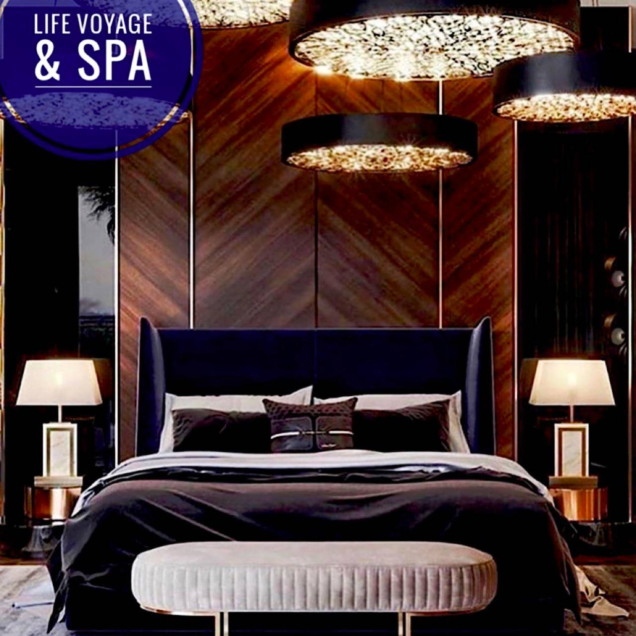 Lit king size sous luminaires design - LIFE VOYAGE & SPA - Strasbourg's City Center Luxury Experience