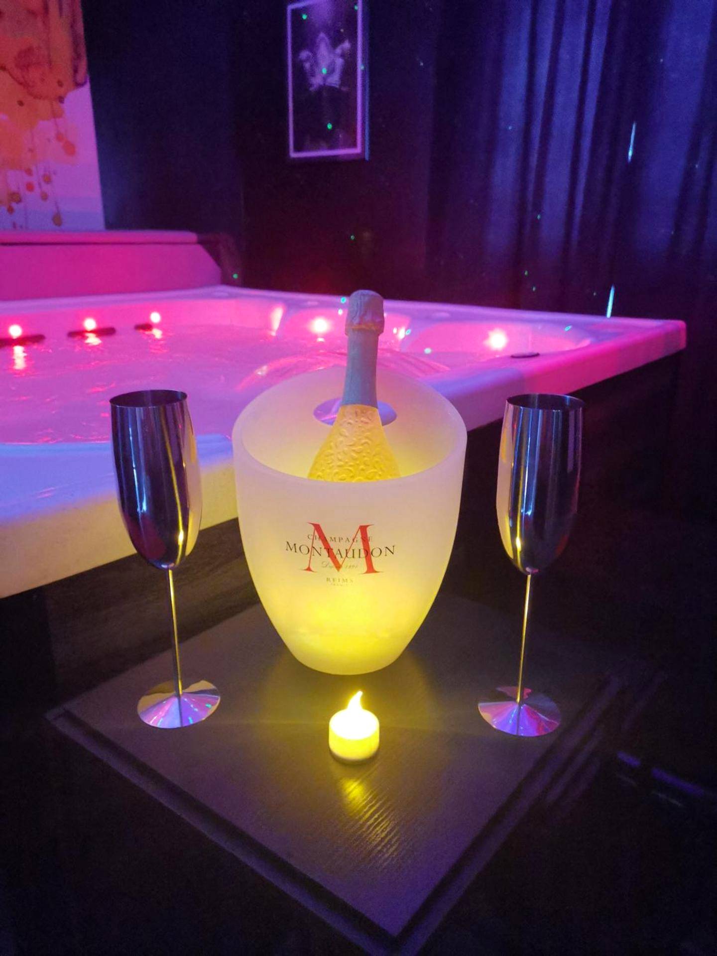 Bouteille de champagne et flûtes près du jacuzzi - Love Room Lili Bulle