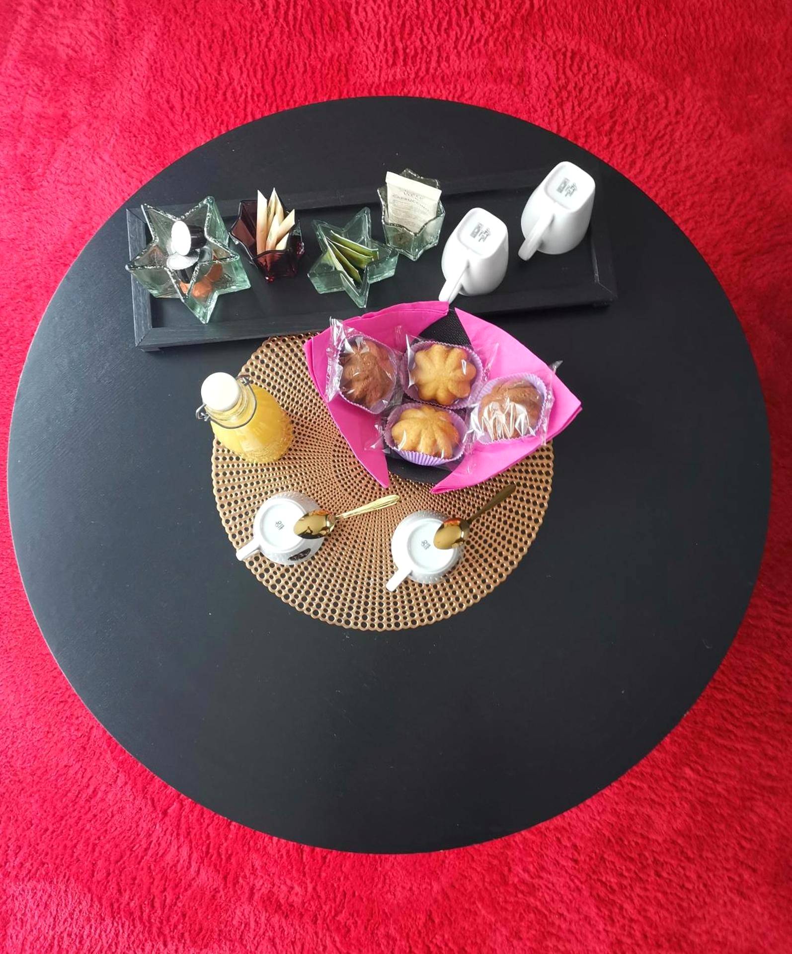 Plateau petit - déjeuner avec jus et pâtisseries - Love Room Lili Bulle