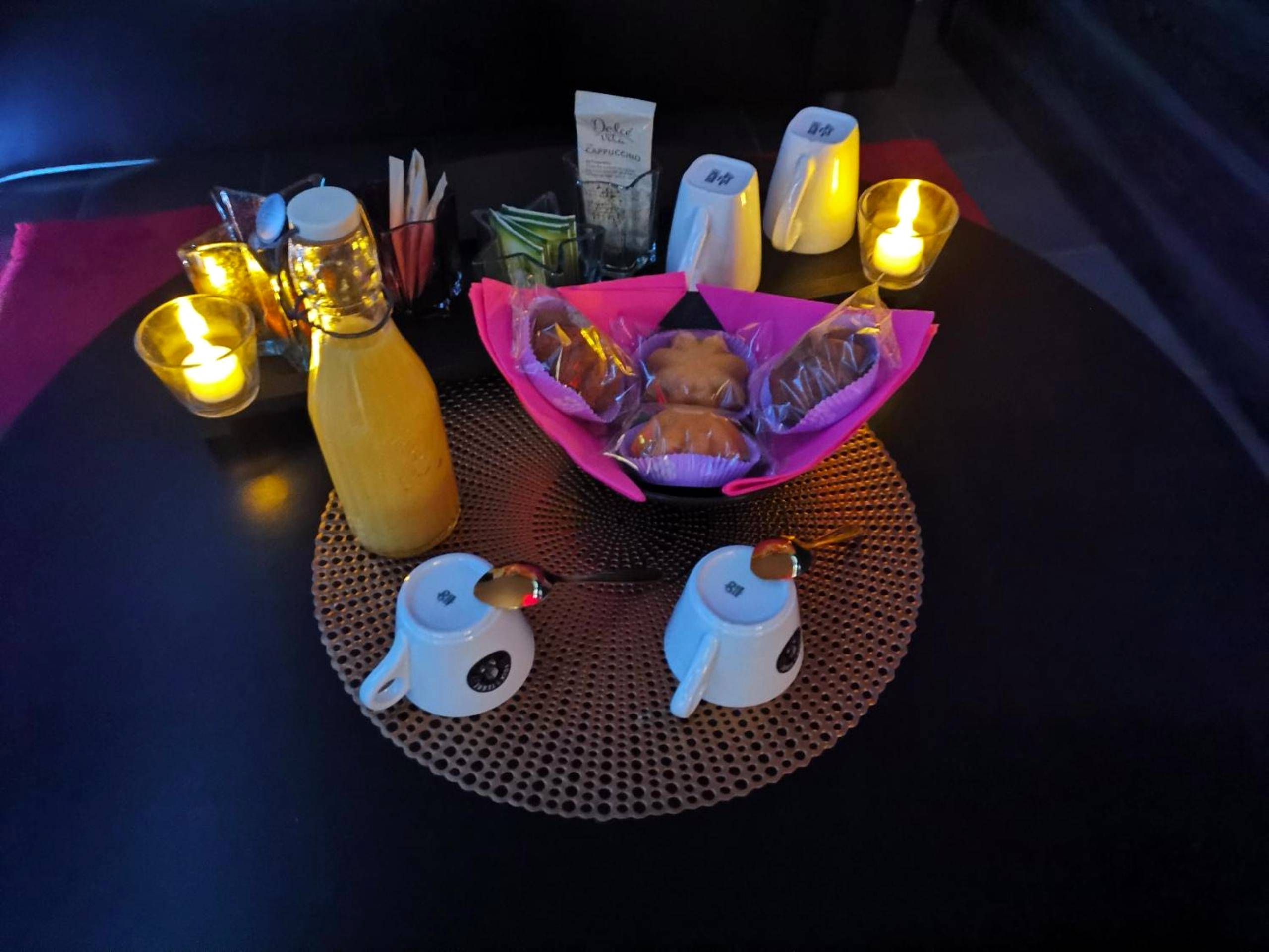 Collation romantique avec bougies et mignardises - Love Room Lili Bulle