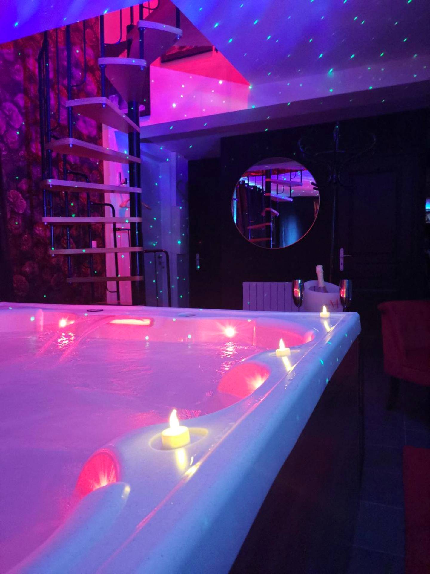Jacuzzi avec bougies et éclairage d'ambiance - Love Room Lili Bulle
