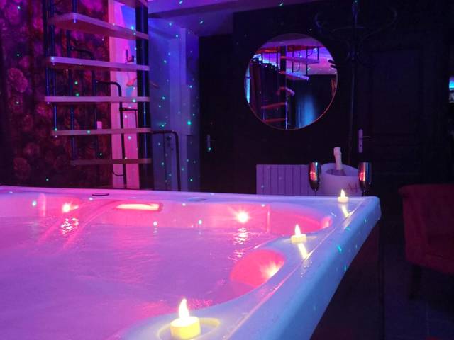 Jacuzzi avec bougies et éclairage d'ambiance - Love Room Lili Bulle