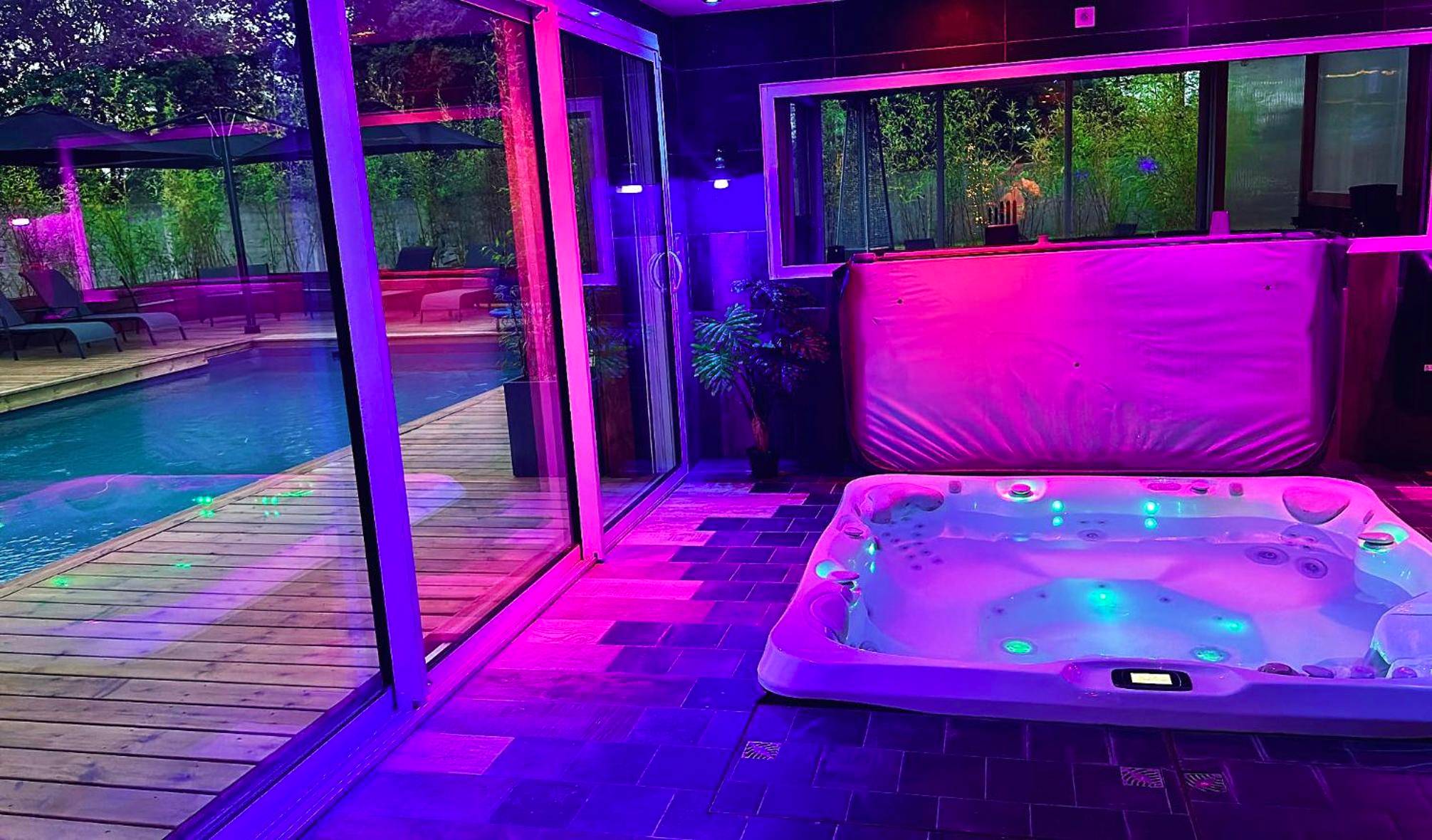 Jacuzzi intérieur avec éclairage néon rose - Love Room Challans - Lincontournable - Jaccuzi - Piscine - Sauna - Hammam