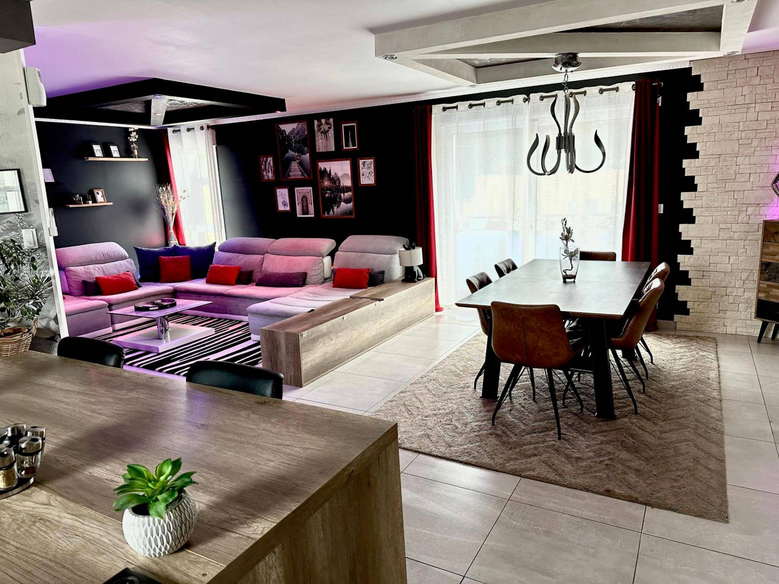 Salon moderne et salle à manger ouverte - Lincontournable - Jaccuzi - Piscine - Sauna - Hammam