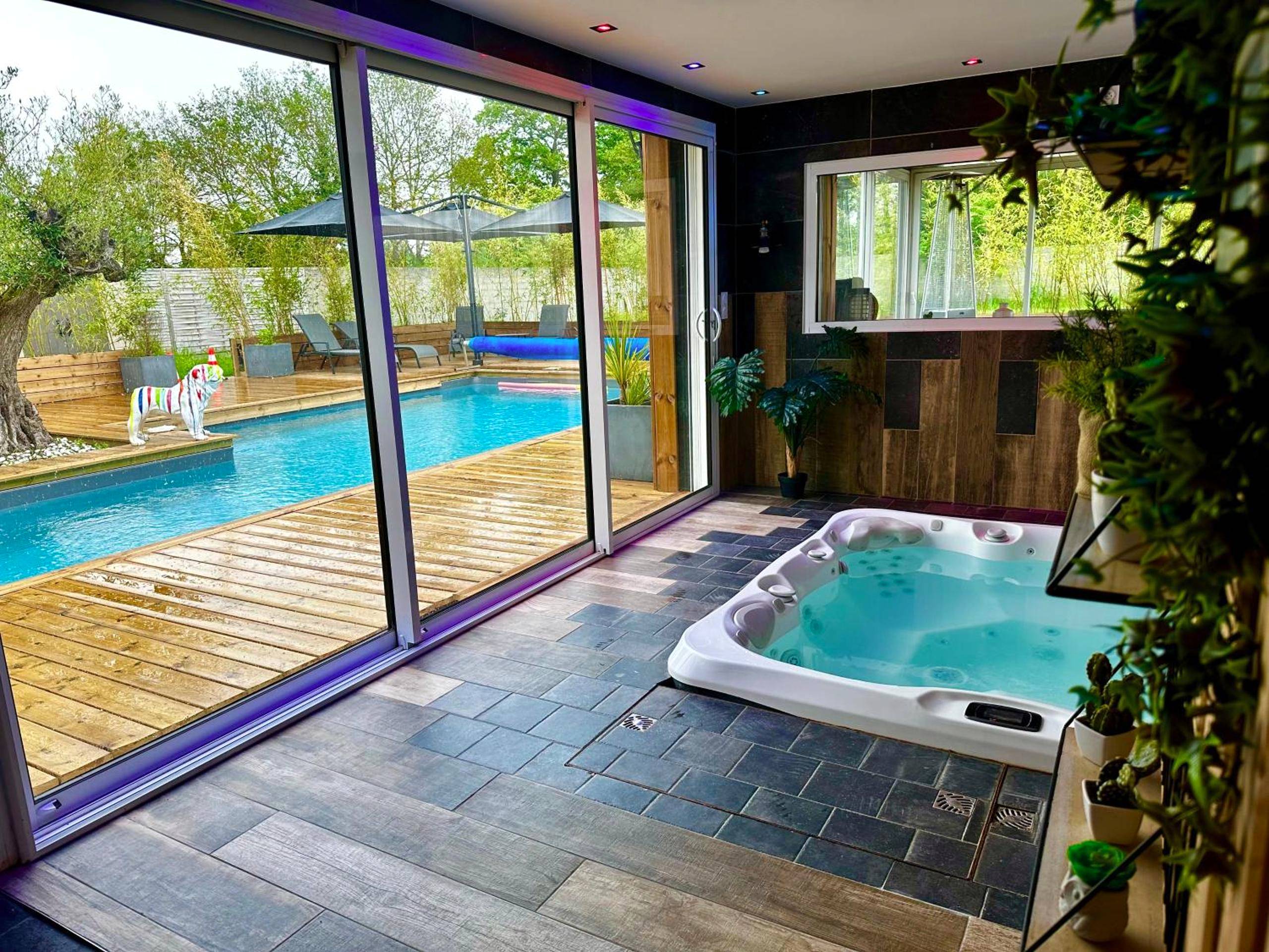 Espace bien - être avec jacuzzi et vue piscine - Lincontournable - Jaccuzi - Piscine - Sauna - Hammam