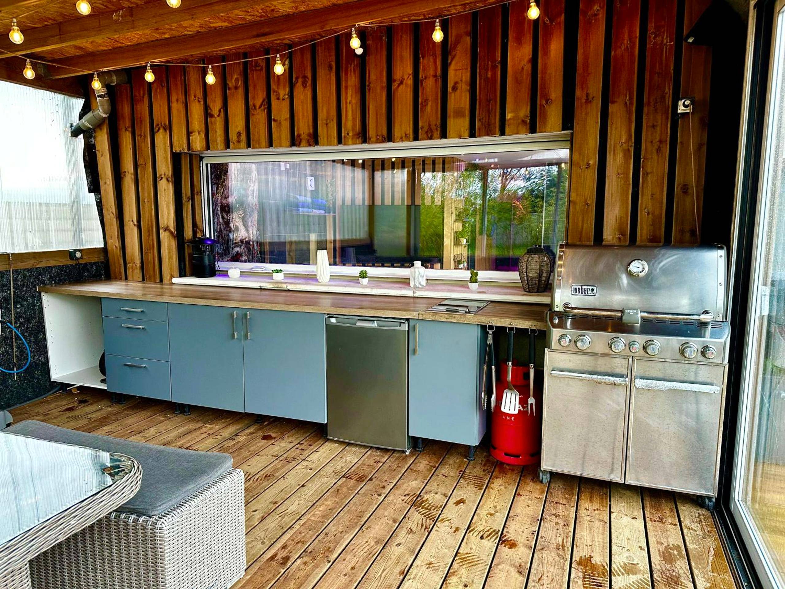 Cuisine d'été extérieure avec barbecue inox - Lincontournable - Jaccuzi - Piscine - Sauna - Hammam